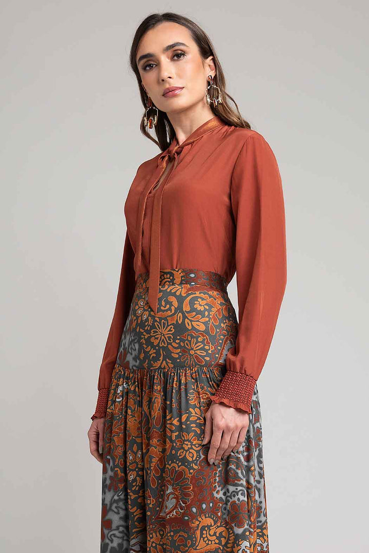 Blusa Lisa Con Cuello V Y Corbatin