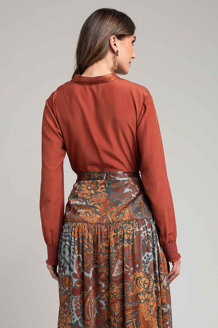 Blusa Lisa Con Cuello V Y Corbatin