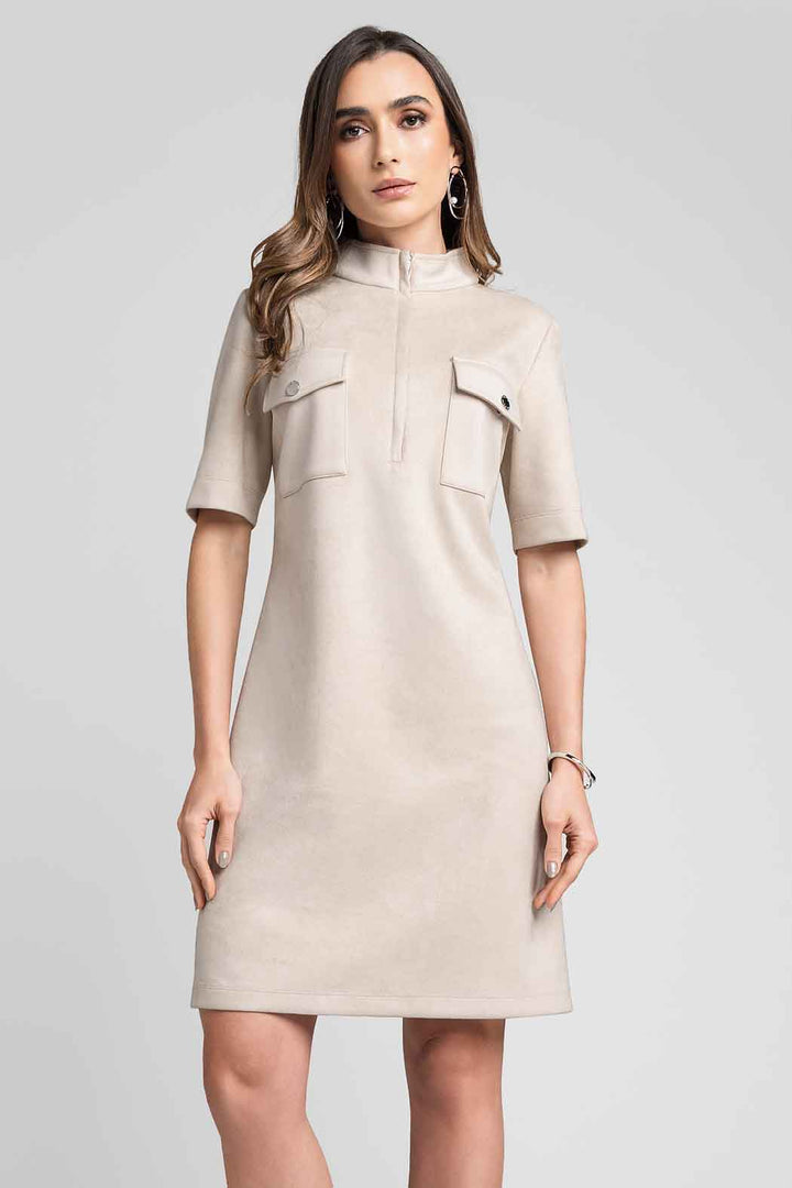 Vestido De Gamusa Con Bolsas De Parche