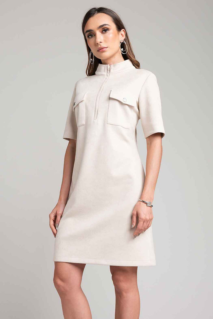 Vestido De Gamusa Con Bolsas De Parche