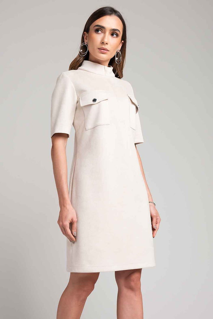Vestido De Gamusa Con Bolsas De Parche