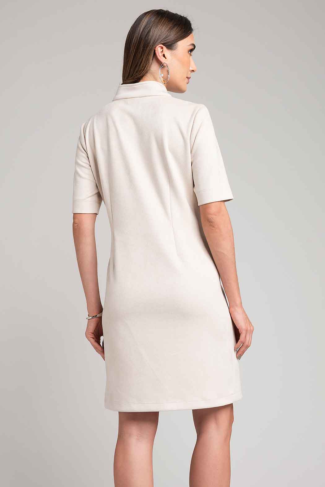 Vestido De Gamusa Con Bolsas De Parche