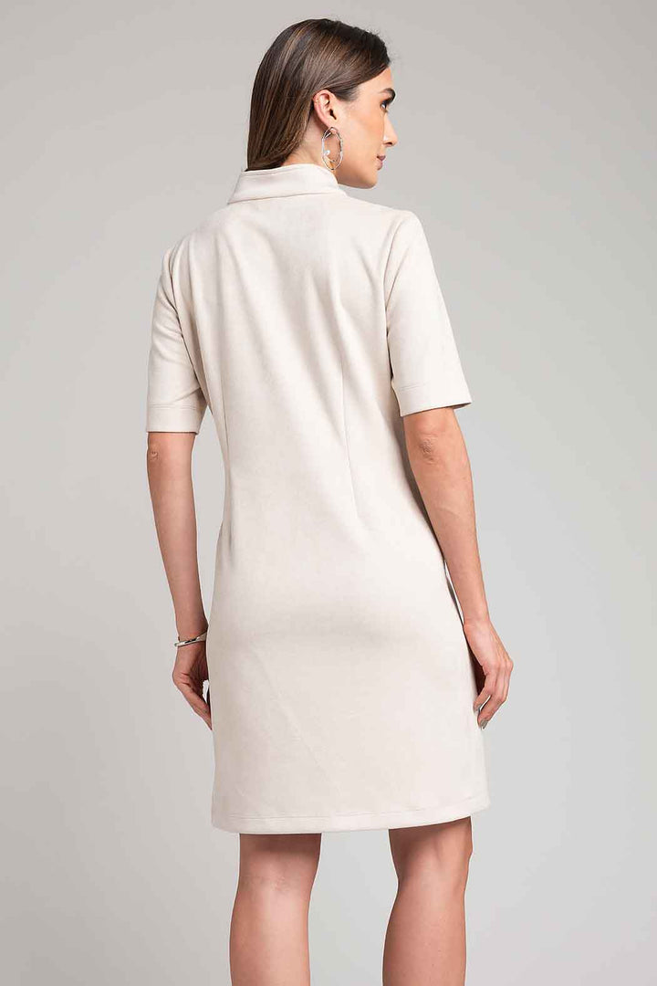 Vestido De Gamusa Con Bolsas De Parche