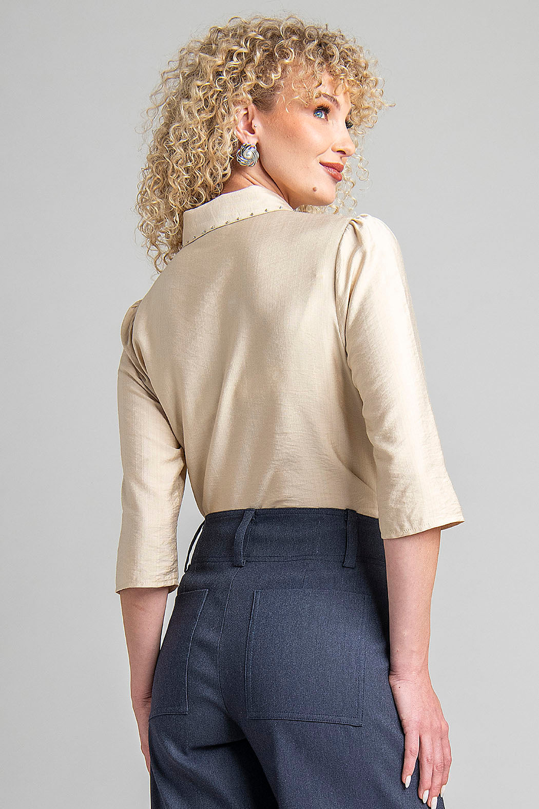 Blusa Lisa Con Cuello Camisero