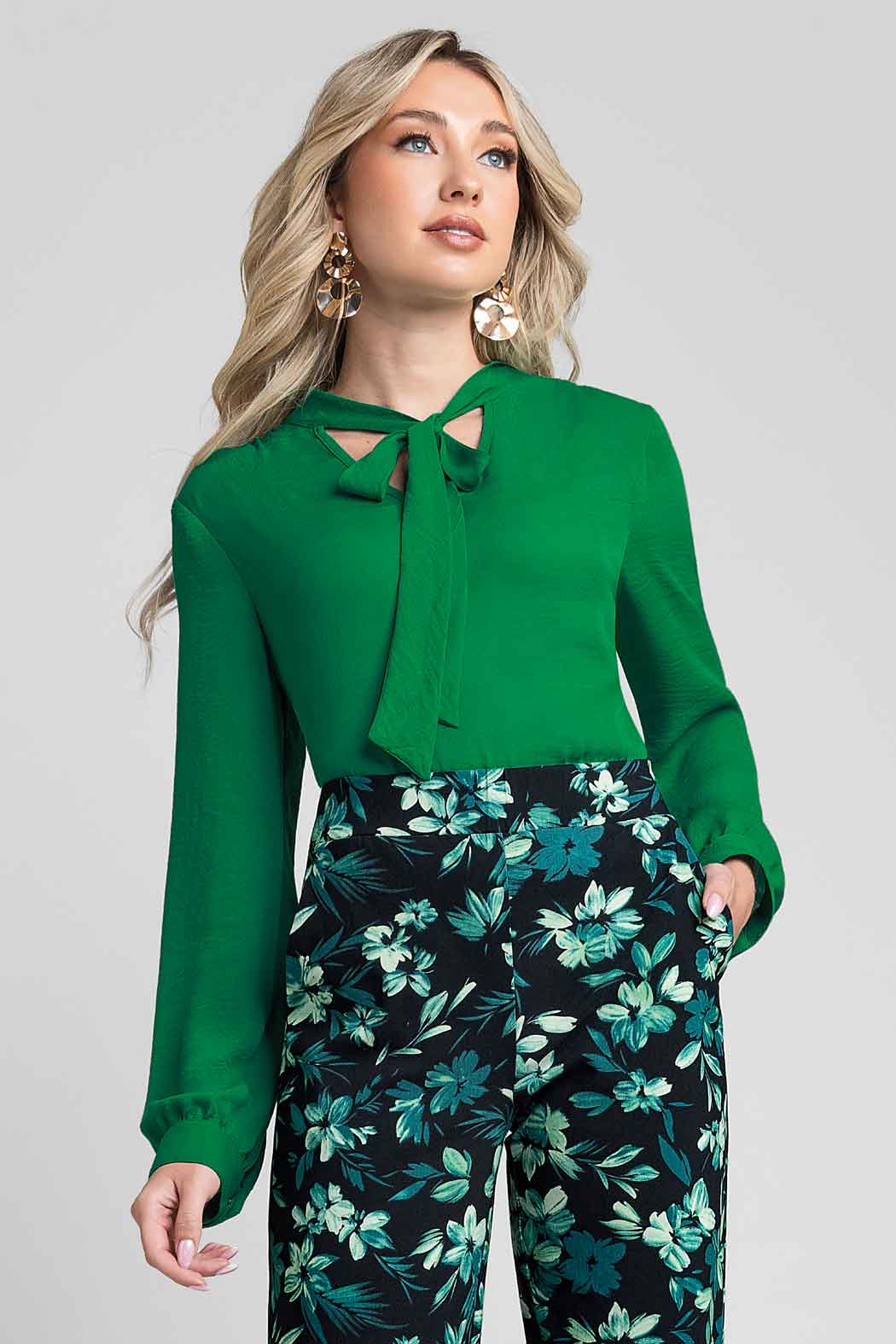 Blusa Lisa Con Corbatin