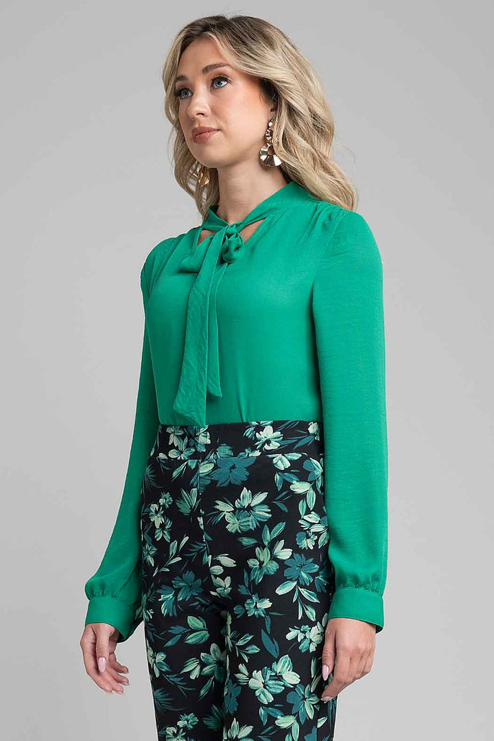 Blusa Lisa Con Corbatin