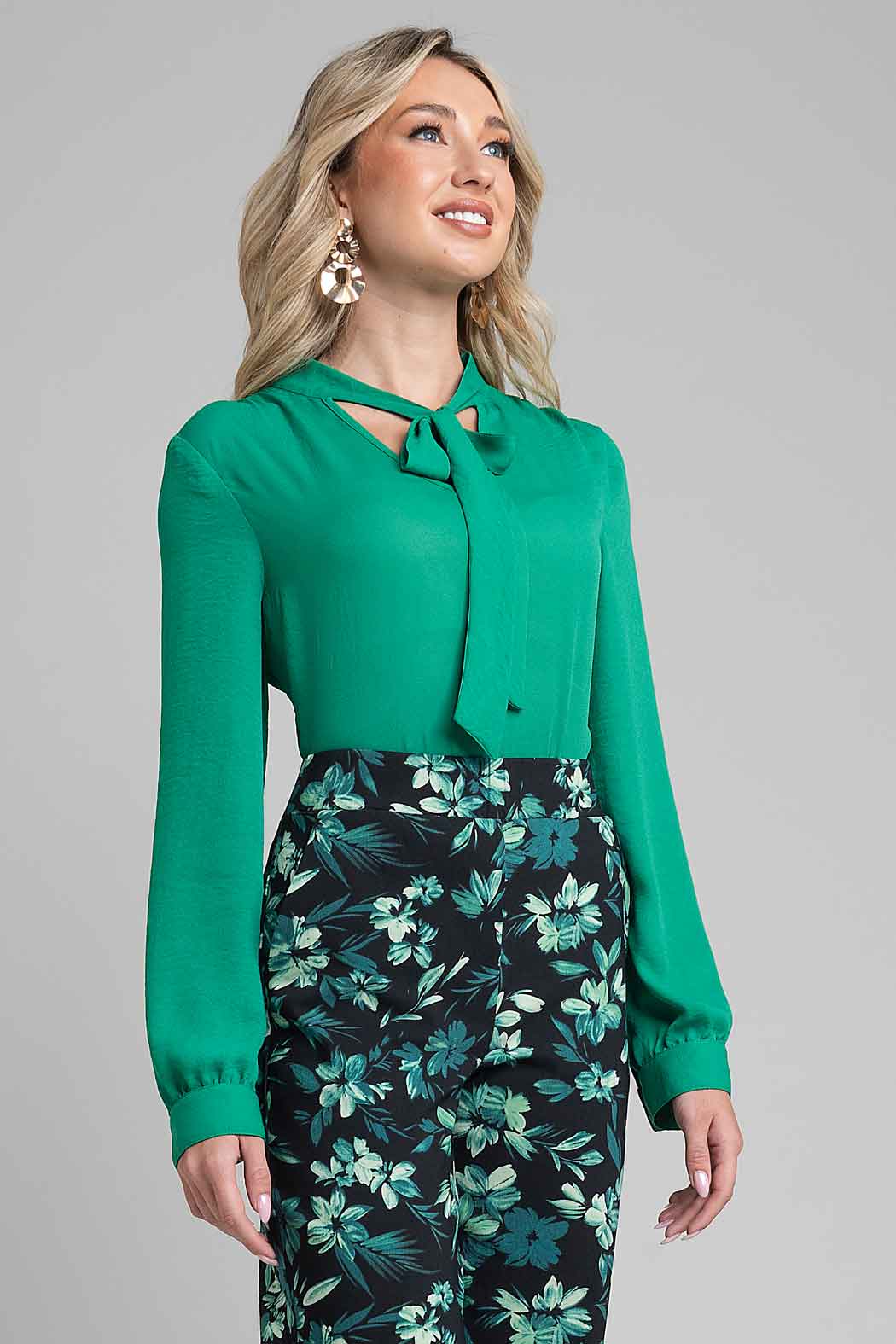 Blusa Lisa Con Corbatin