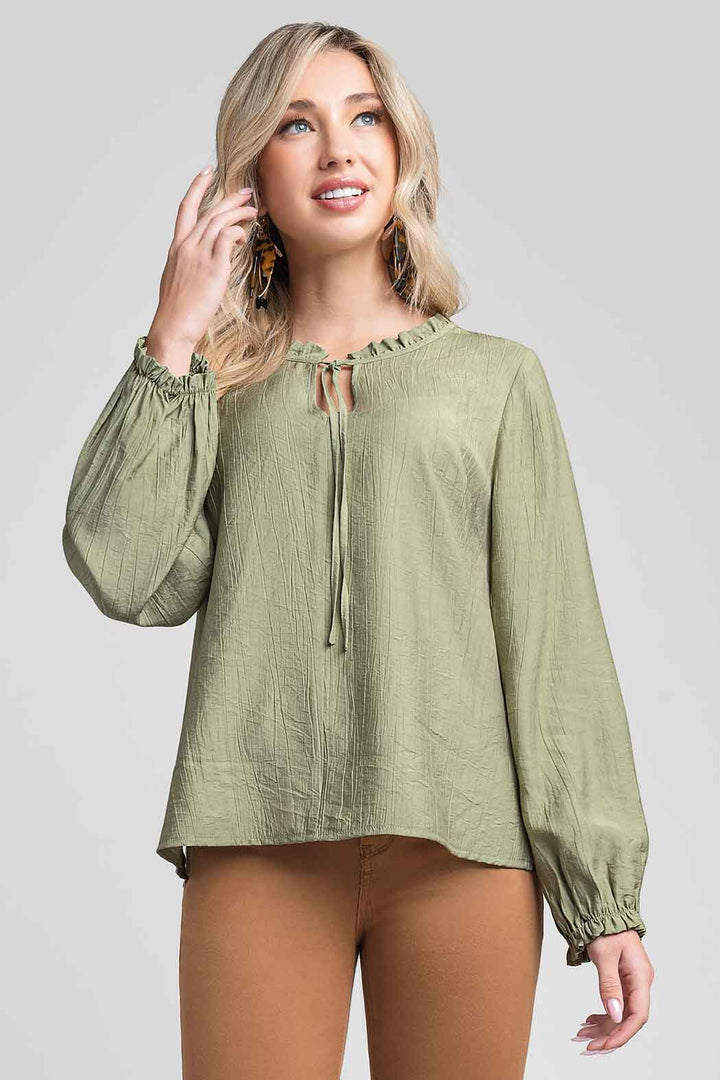 Blusa Lisa Con Pliegues En Cuello Y Puños