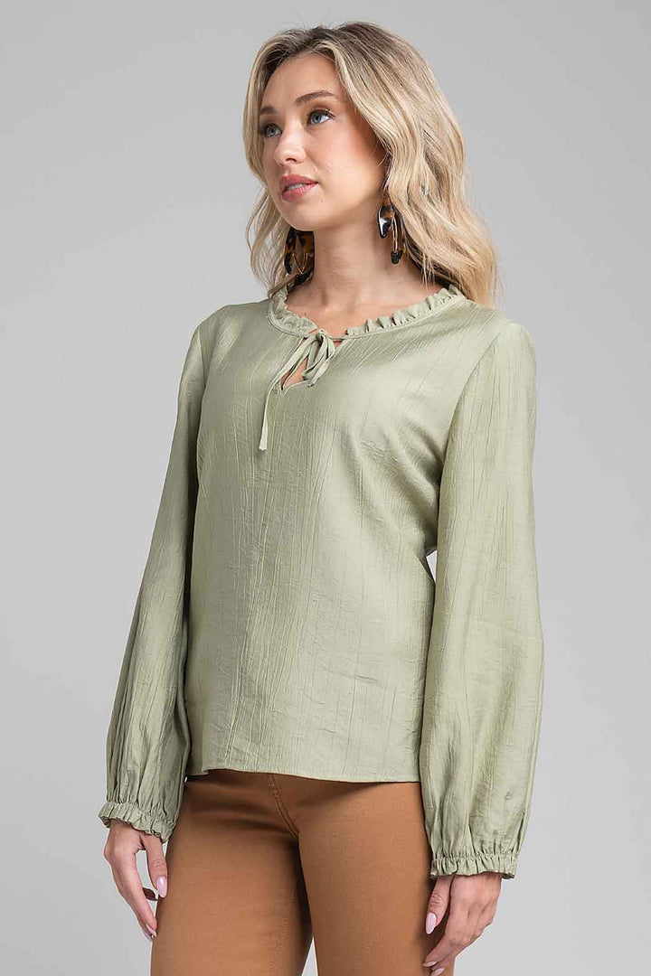 Blusa Lisa Con Pliegues En Cuello Y Puños