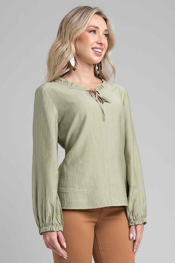 Blusa Lisa Con Pliegues En Cuello Y Puños