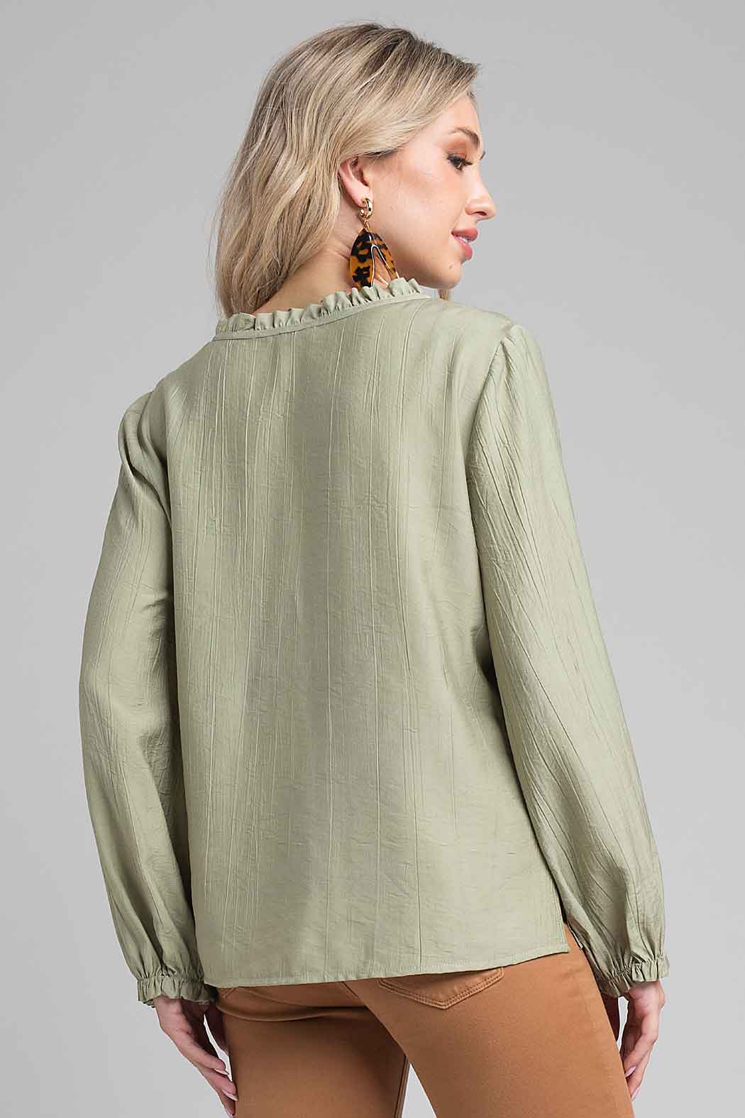 Blusa Lisa Con Pliegues En Cuello Y Puños