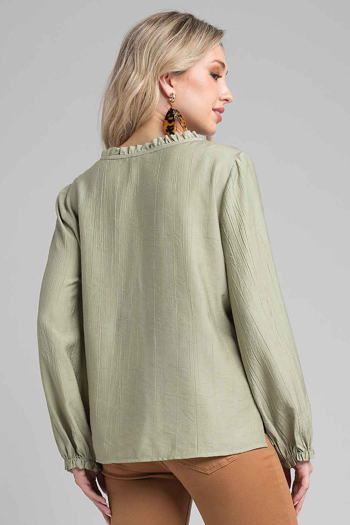 Blusa Lisa Con Pliegues En Cuello Y Puños