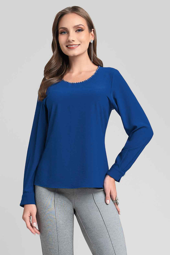 Blusa Lisa Con Pedreria En Cuello