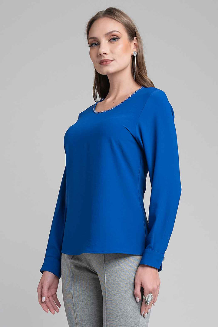 Blusa Lisa Con Pedreria En Cuello