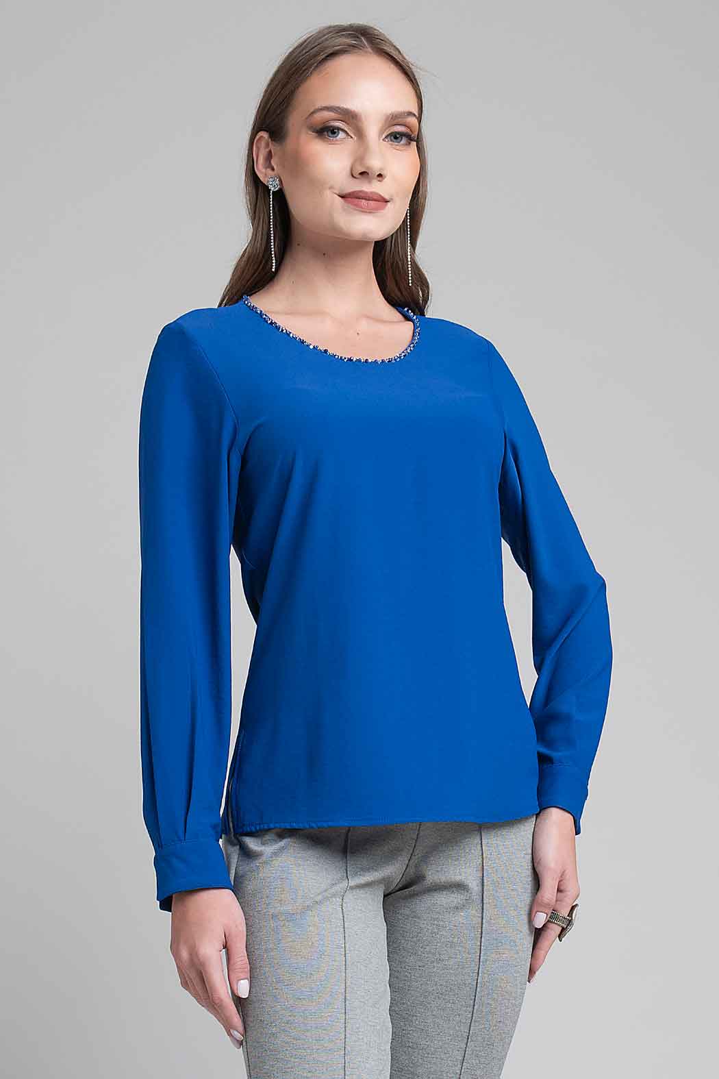 Blusa Lisa Con Pedreria En Cuello