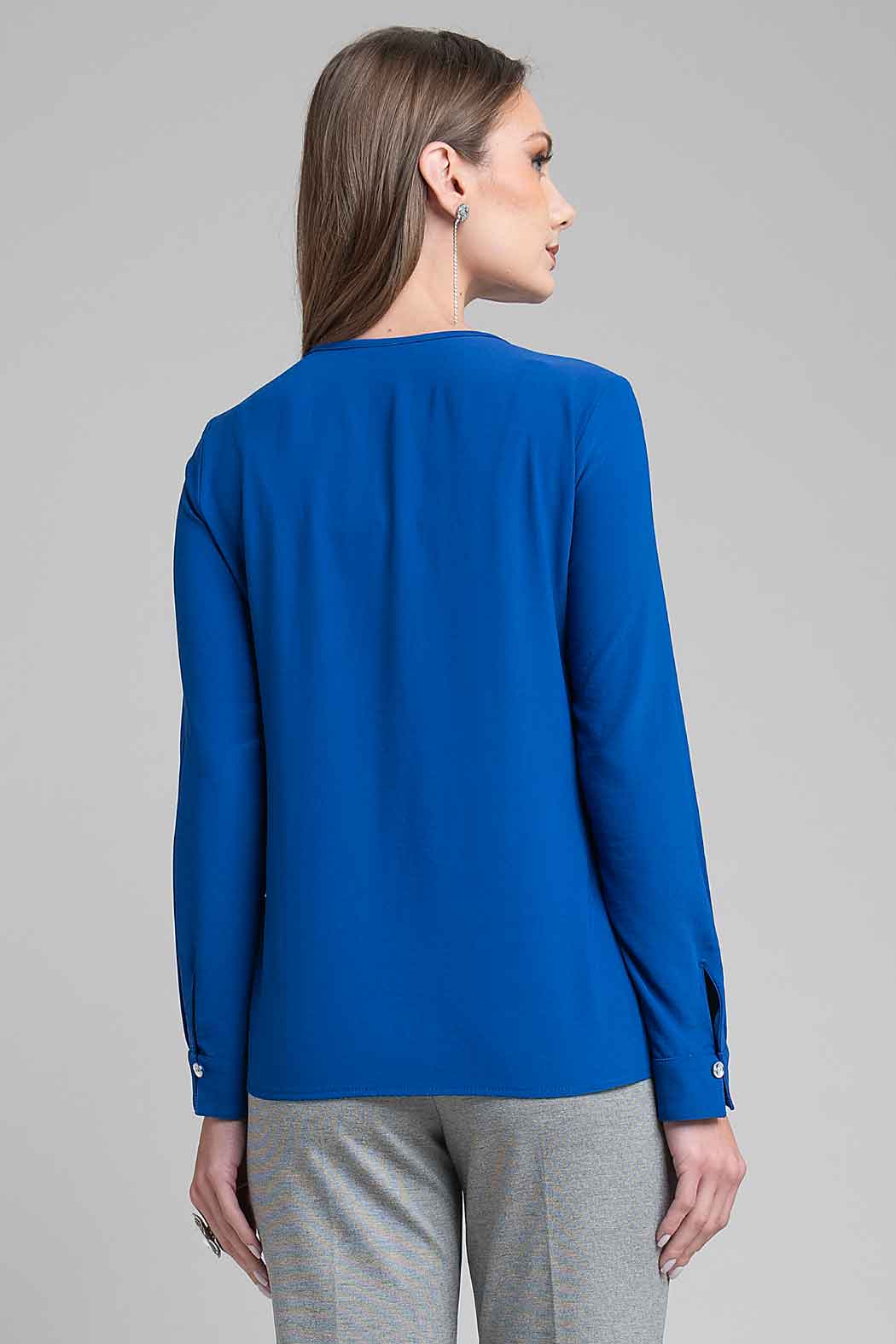 Blusa Lisa Con Pedreria En Cuello