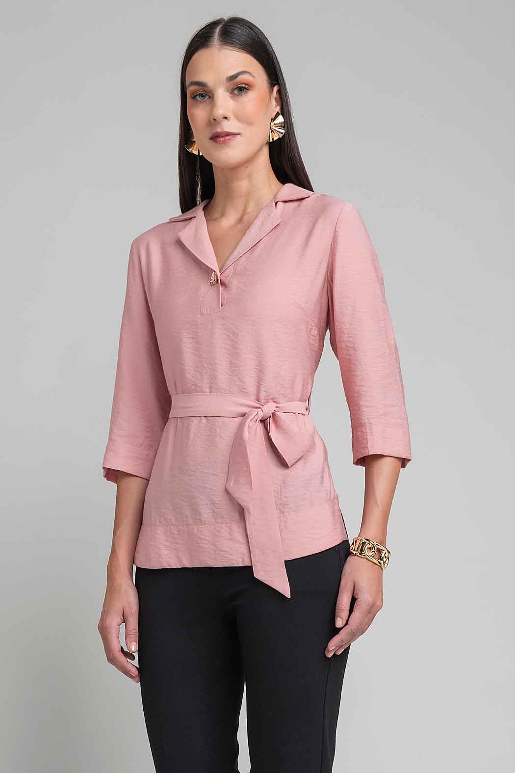 Blusa Lisa Con Cuello Camisero Y Banda En Cintura
