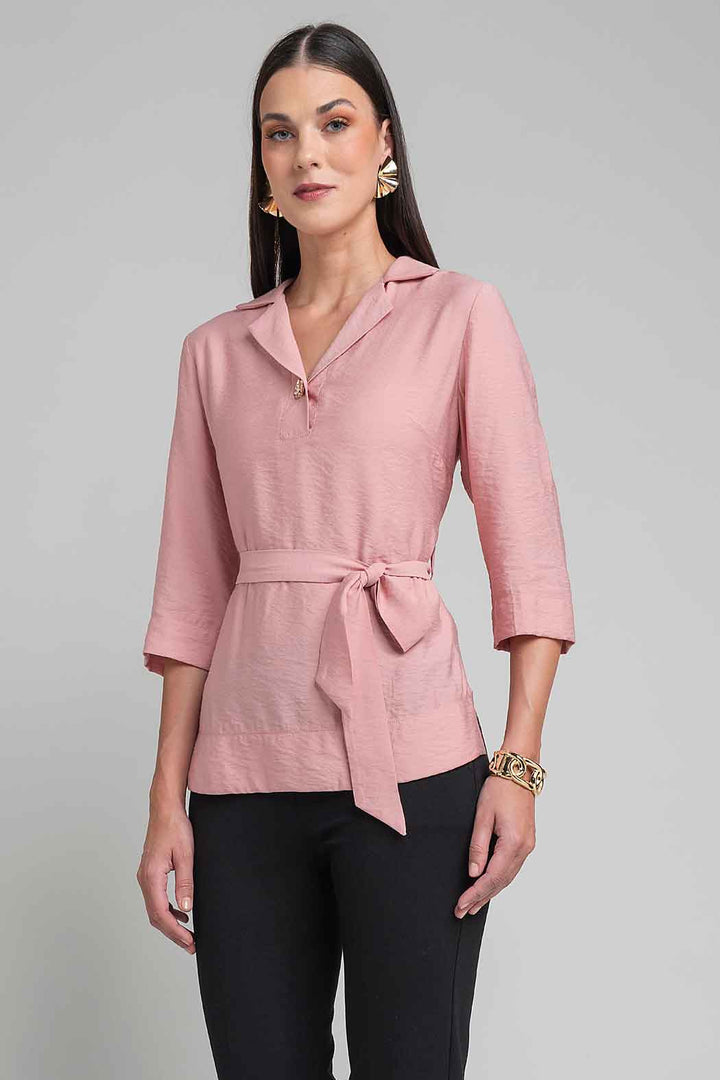 Blusa Lisa Con Cuello Camisero Y Banda En Cintura