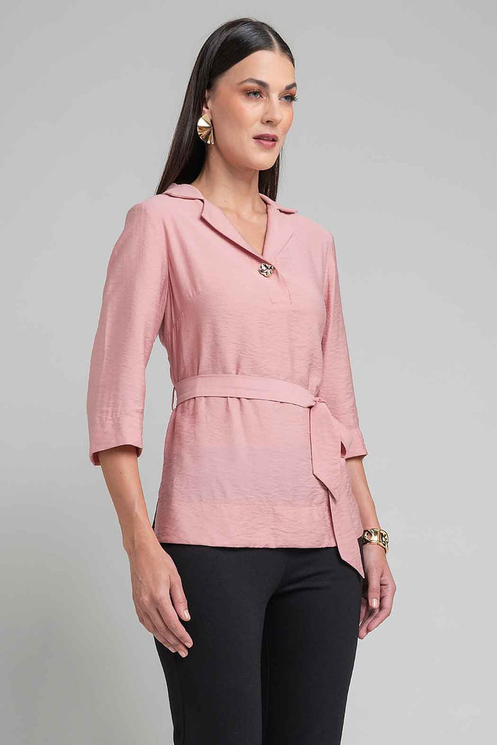 Blusa Lisa Con Cuello Camisero Y Banda En Cintura