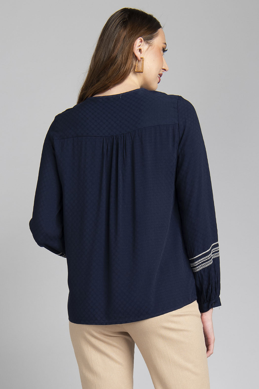 Blusa De Manga Larga Con Detalles Bordados En Cuello Y Mangas