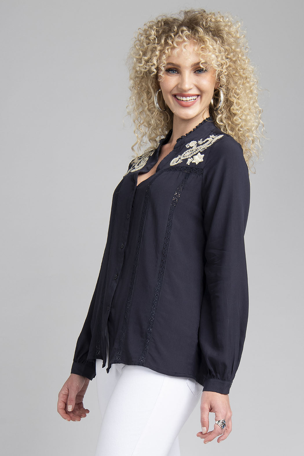 Blusa Camisera De Manga Larga Con Flores Bordadas En Hombros