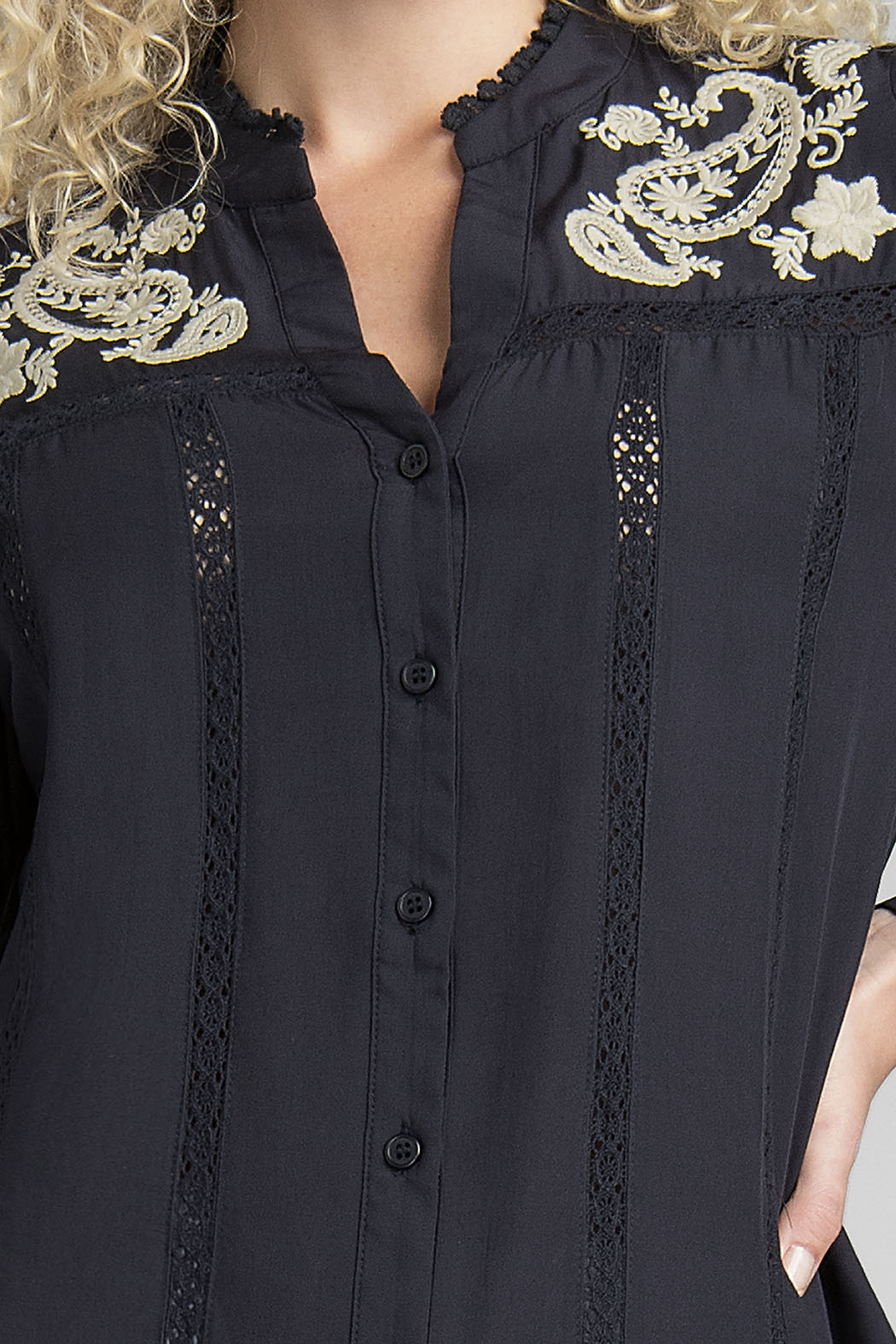Blusa Camisera De Manga Larga Con Flores Bordadas En Hombros