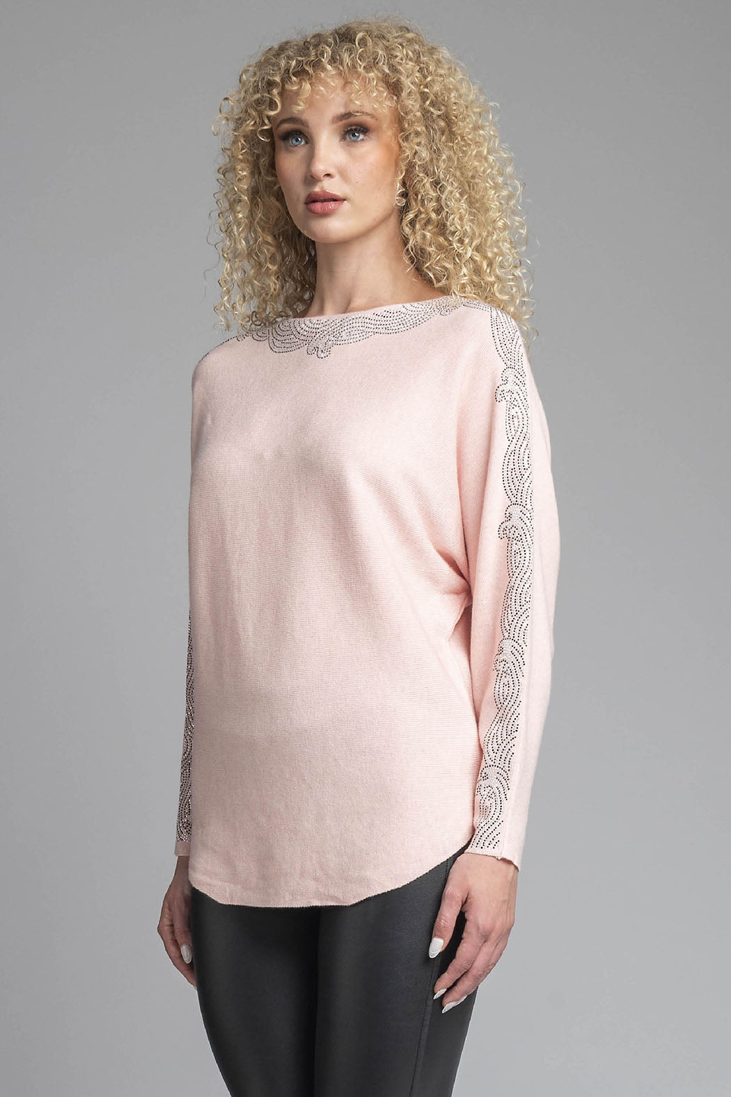 Sueter Largo De Punto Con Detalles De Pedreria En Cuello Y Mangas