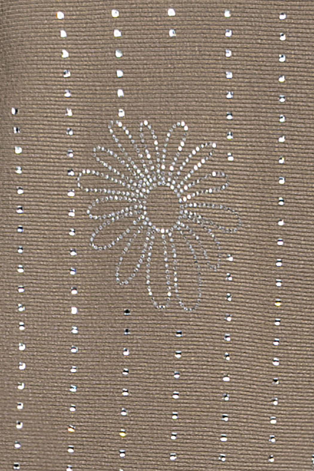 Sueter Con Detalles De Flores Con Pedreria Al Frente