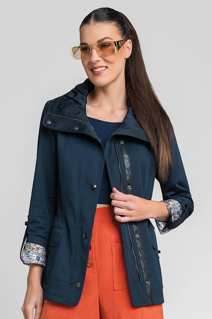 Gabardina Con Cuello Plisado