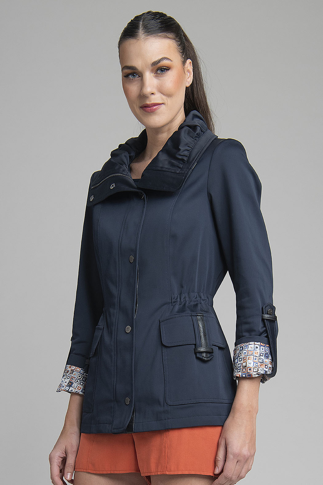 Gabardina Con Cuello Plisado