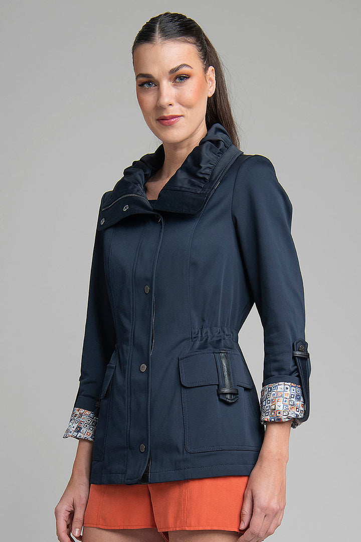 Gabardina Con Cuello Plisado