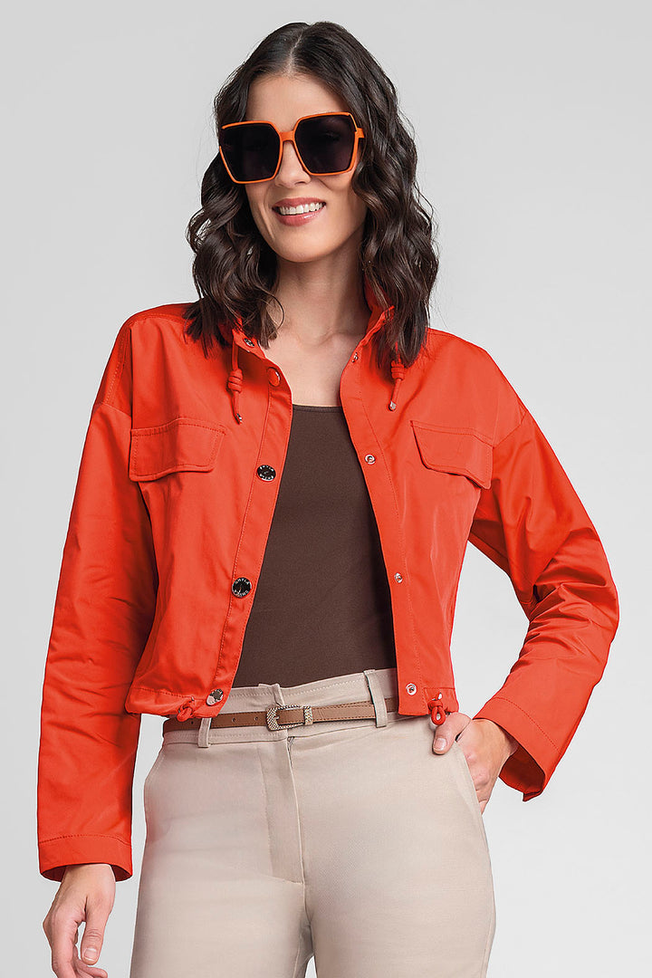 Gabardina Corta Con Cuello Alto