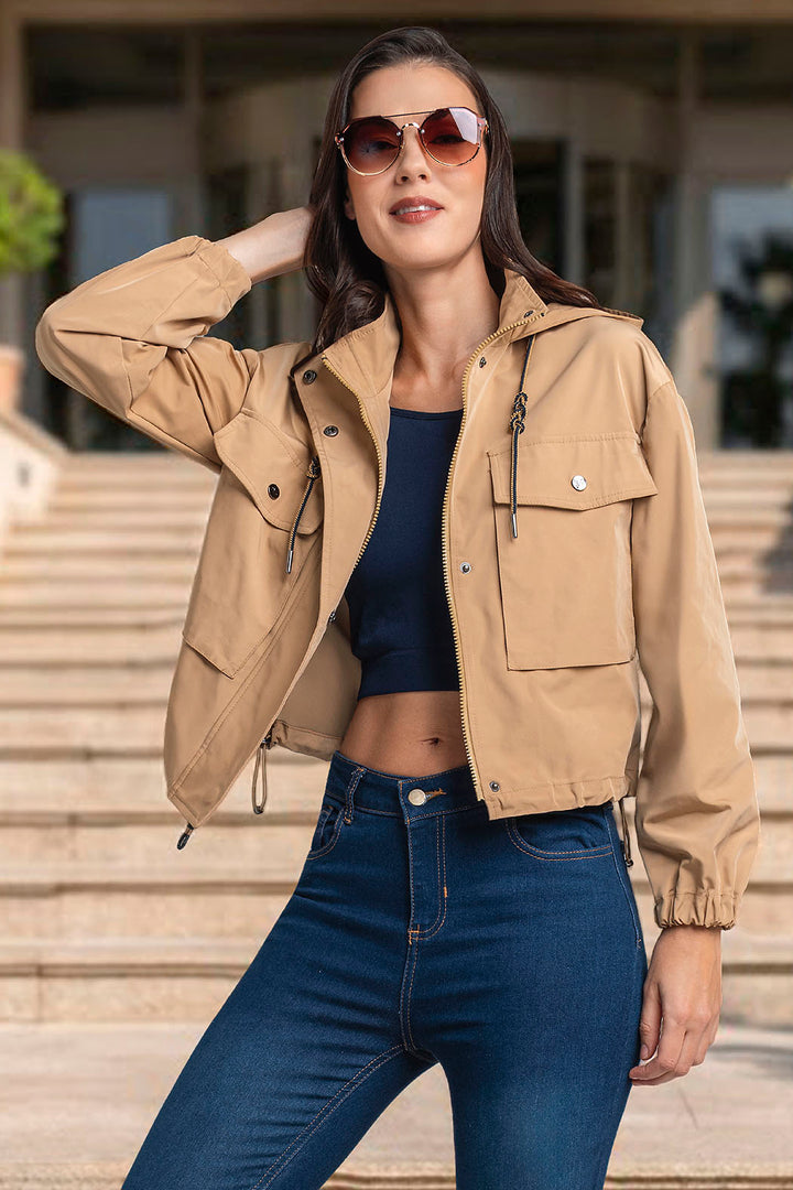Gabardina Corta Con Cuello Alto Con Capucha