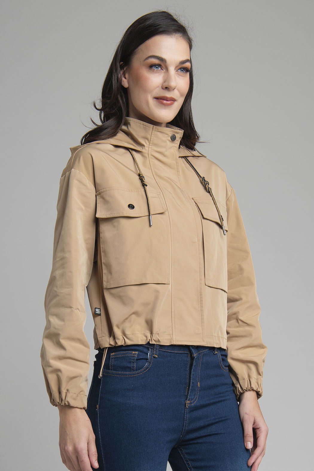 Gabardina Corta Con Cuello Alto Con Capucha