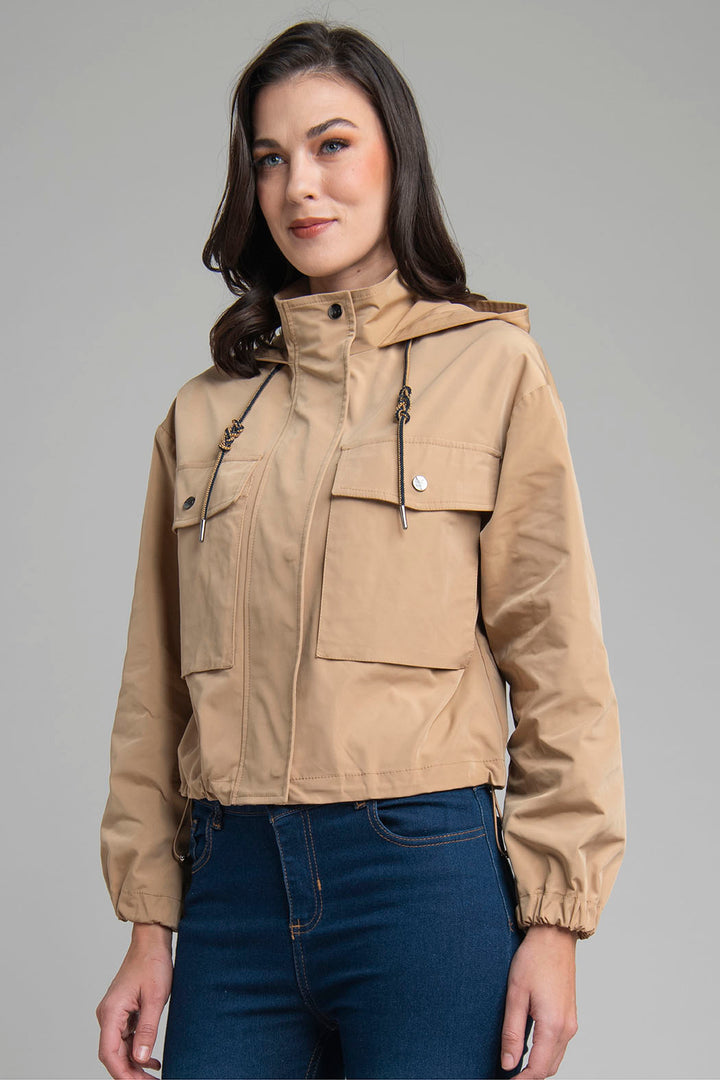 Gabardina Corta Con Cuello Alto Con Capucha