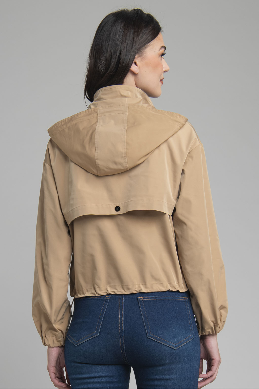 Gabardina Corta Con Cuello Alto Con Capucha