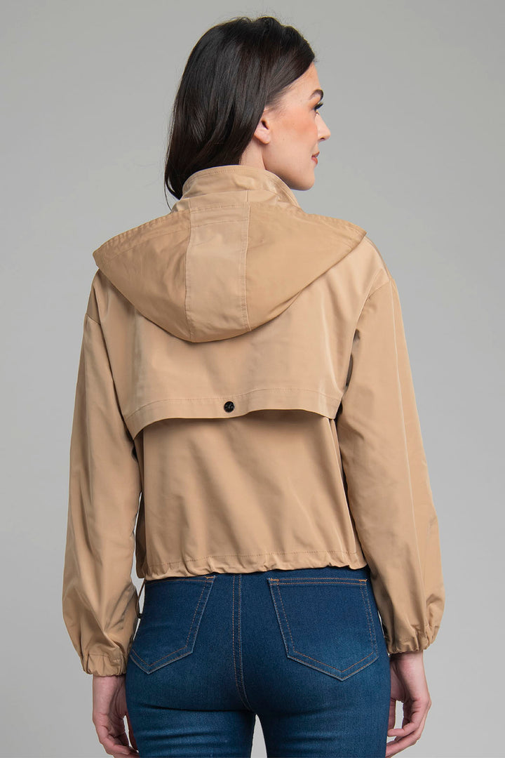 Gabardina Corta Con Cuello Alto Con Capucha