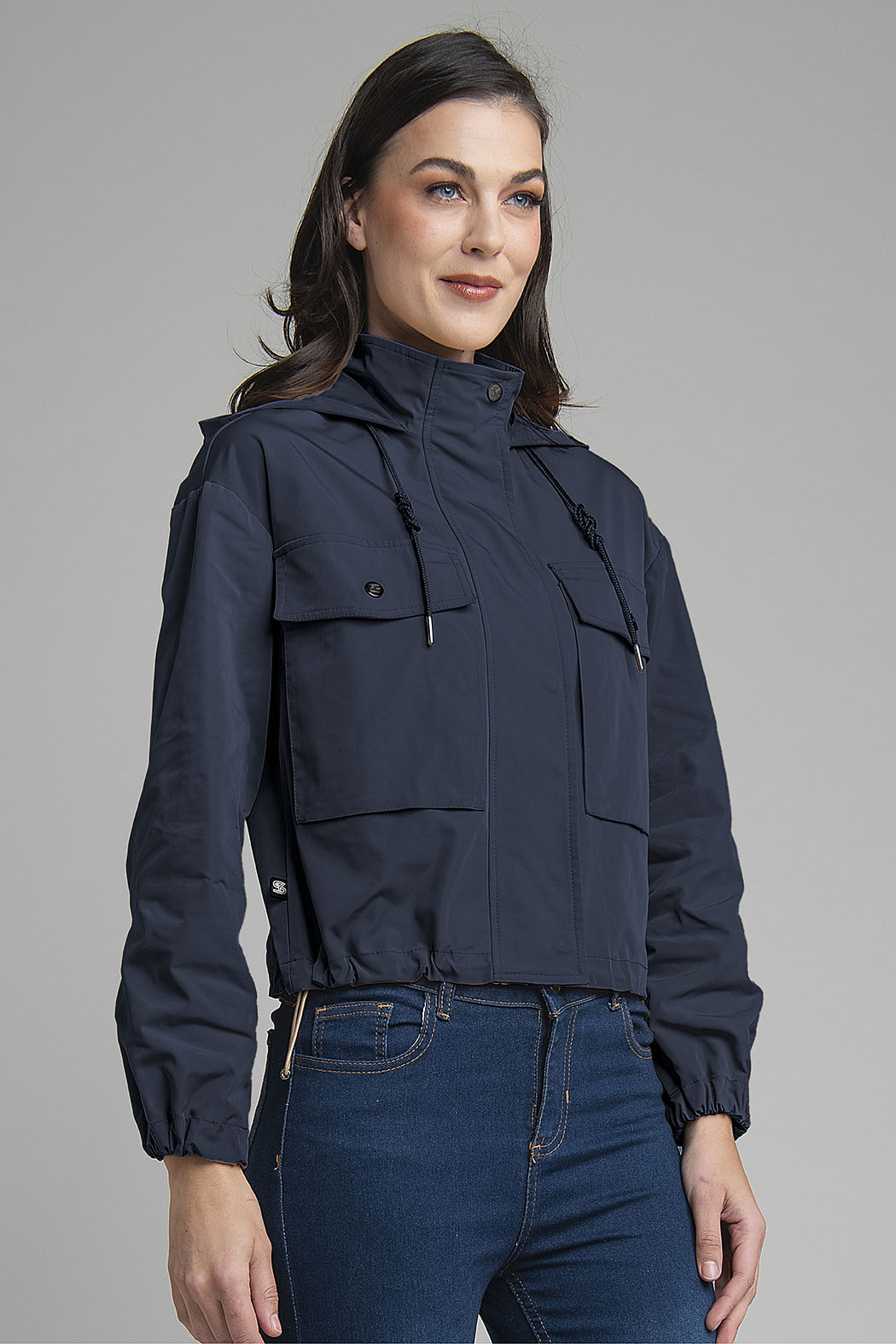 Gabardina Corta Con Cuello Alto Con Capucha