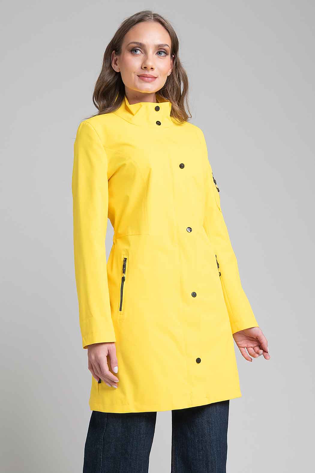Gabardina Larga Con Cuello Alto Y Broches Al Frente