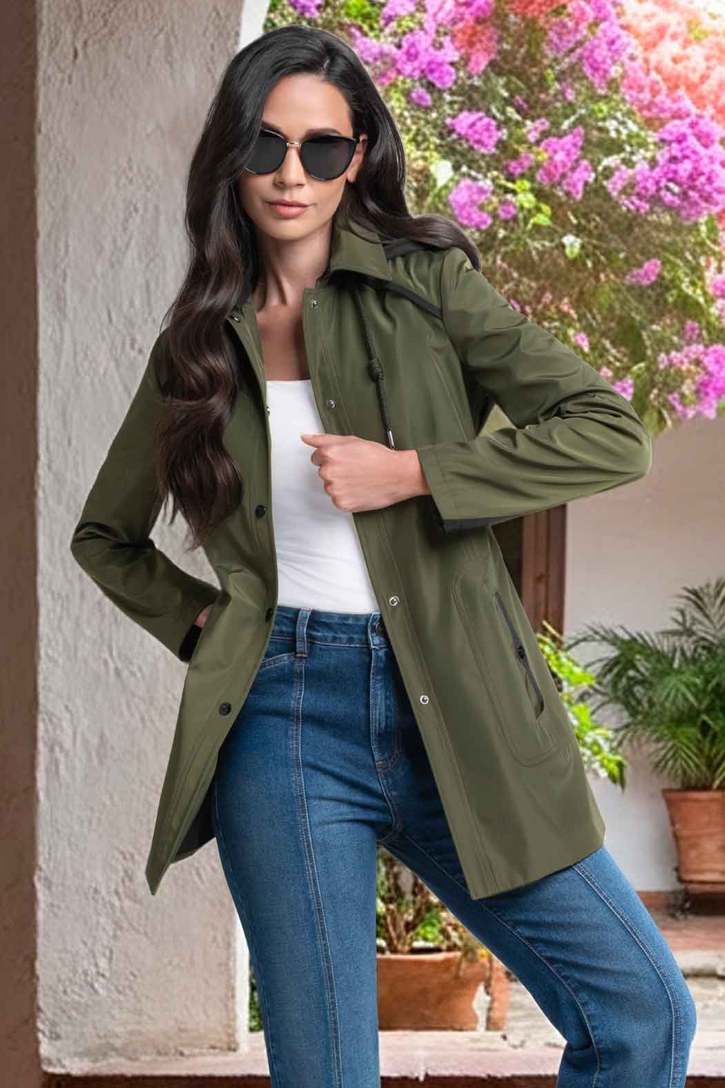 Gabardina Con Capucha Y Broches Al Frente