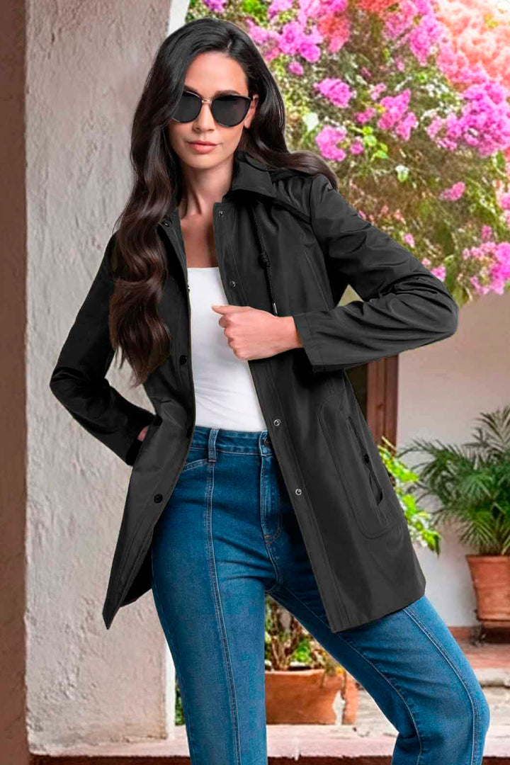 Gabardina Con Capucha Y Broches Al Frente