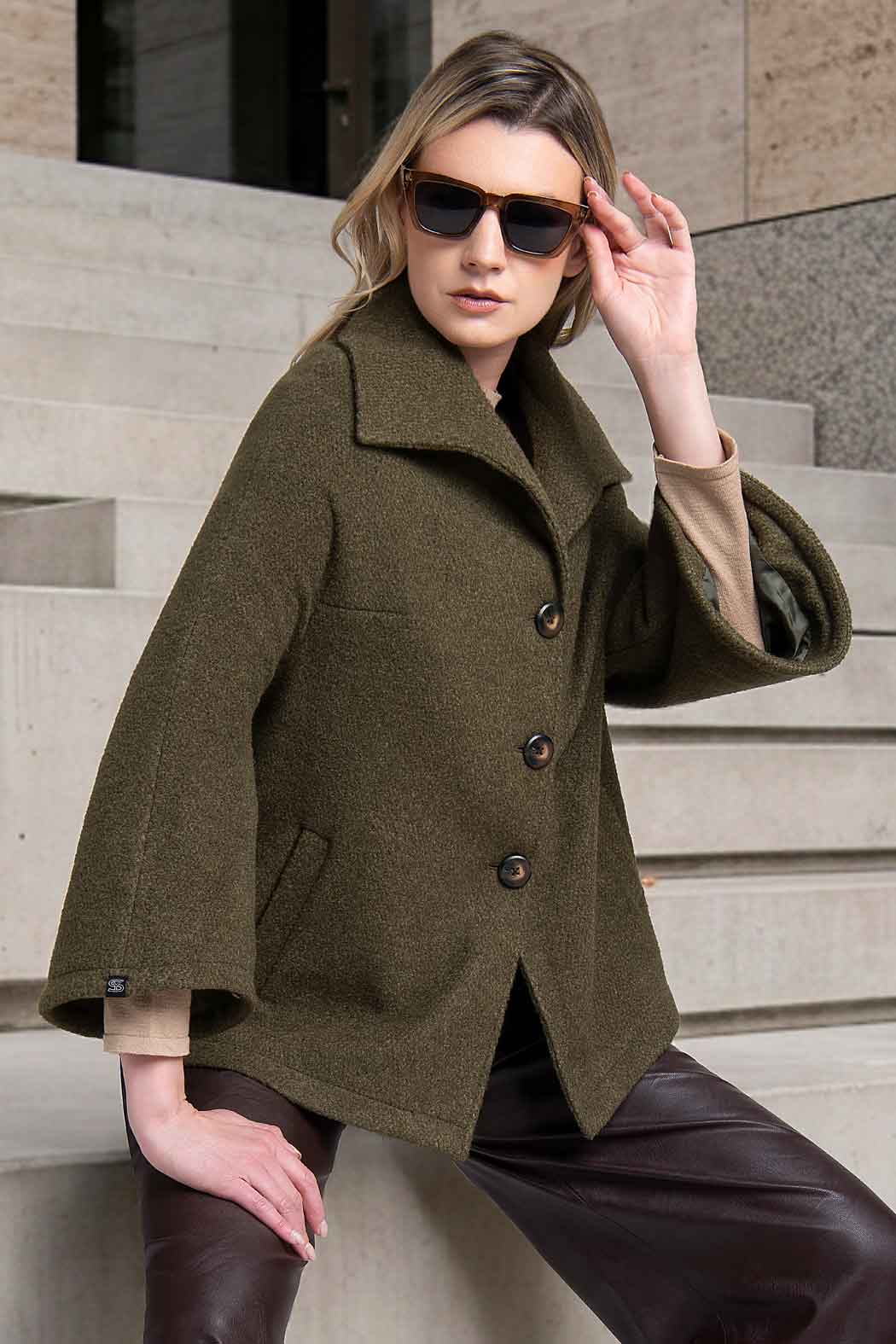 Capa Con Cuello Ancho Y Botones Al Frente
