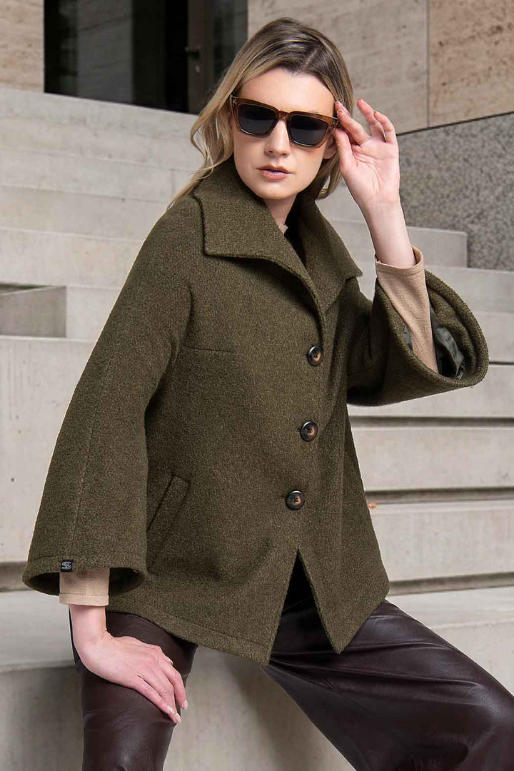 Capa Con Cuello Ancho Y Botones Al Frente