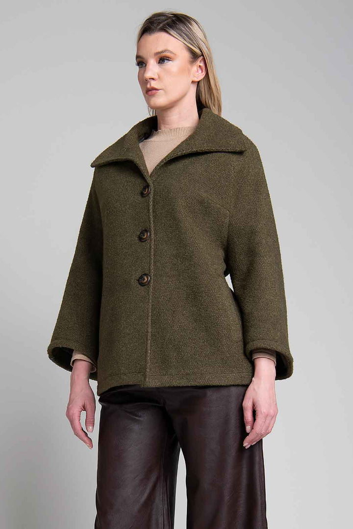 Capa Con Cuello Ancho Y Botones Al Frente