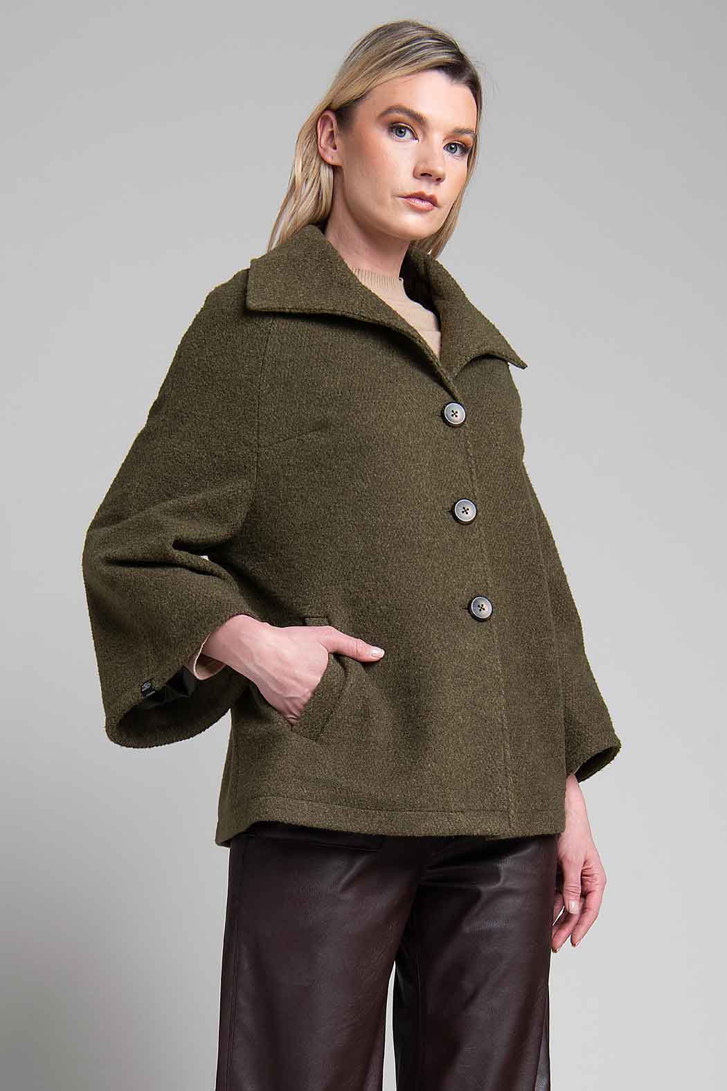 Capa Con Cuello Ancho Y Botones Al Frente
