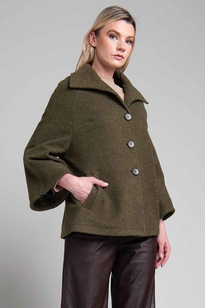 Capa Con Cuello Ancho Y Botones Al Frente