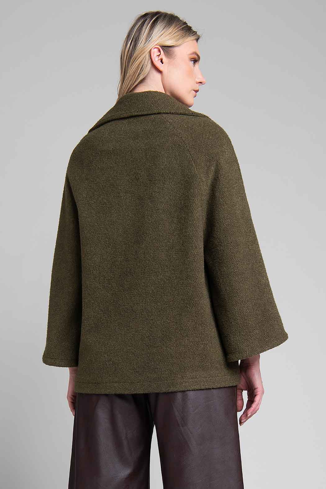 Capa Con Cuello Ancho Y Botones Al Frente