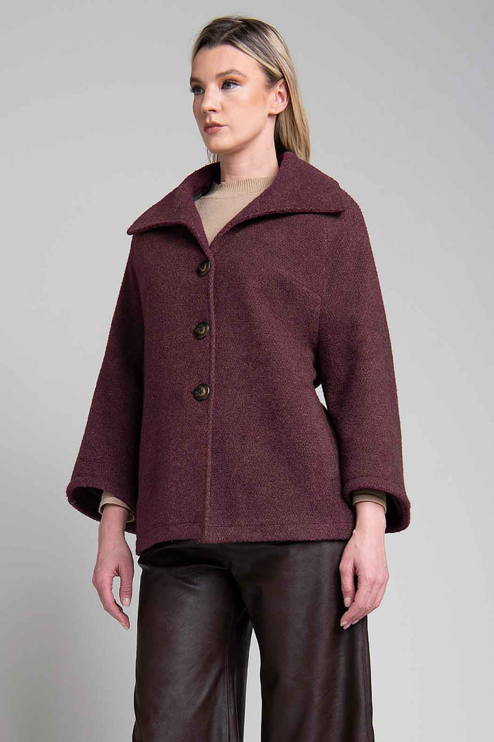 Capa Con Cuello Ancho Y Botones Al Frente
