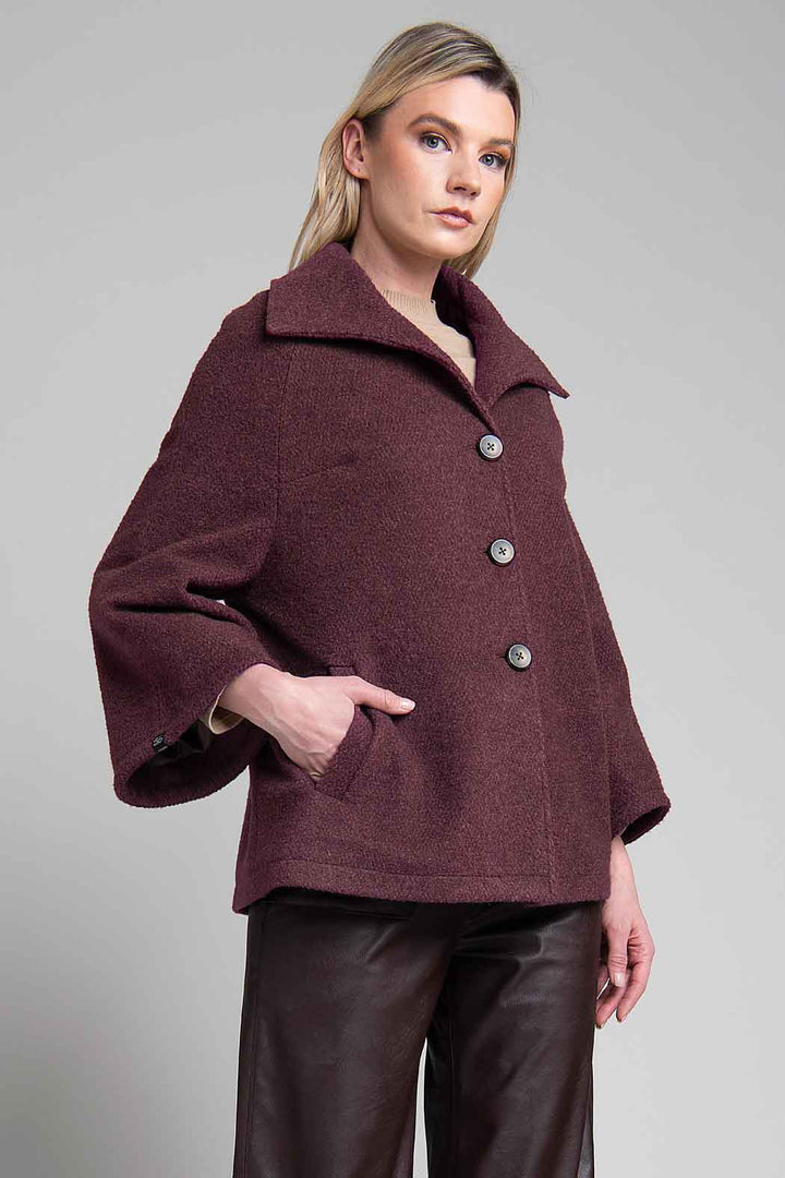Capa Con Cuello Ancho Y Botones Al Frente