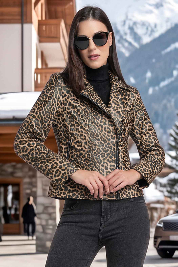 Chamarra Corta Con Cierre Lateral Estampado Animal Print
